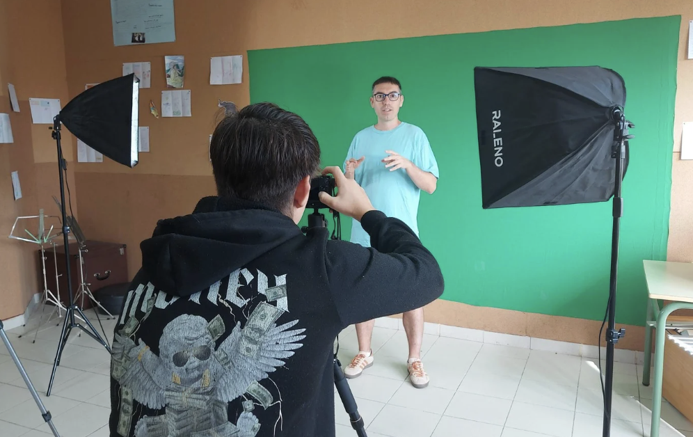Rodaje utilizando el set de vídeo del instituto. Rodaje utilizando el set de vídeo del instituto.