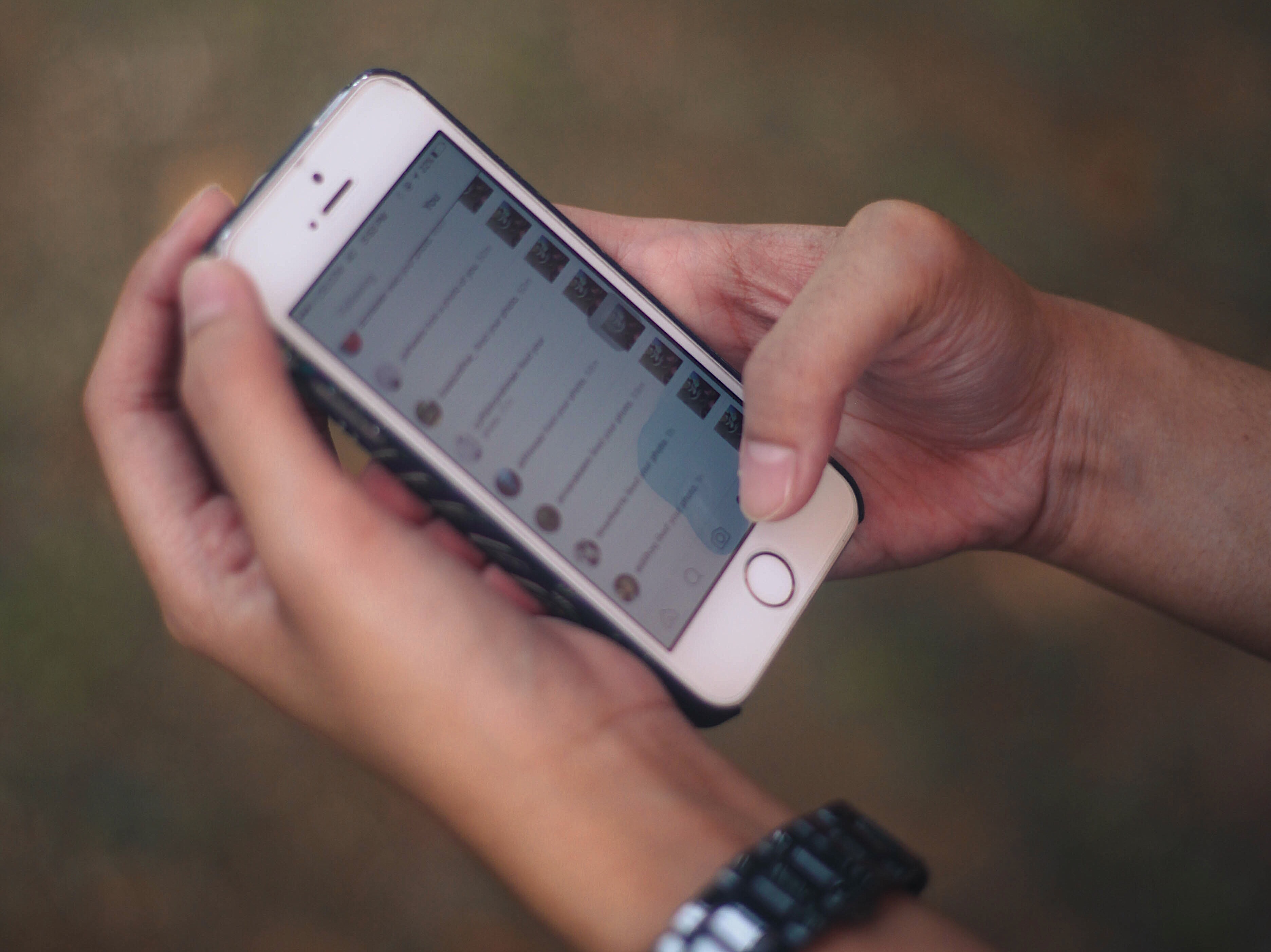 Imagen de smartphone con app de una red social en pantalla