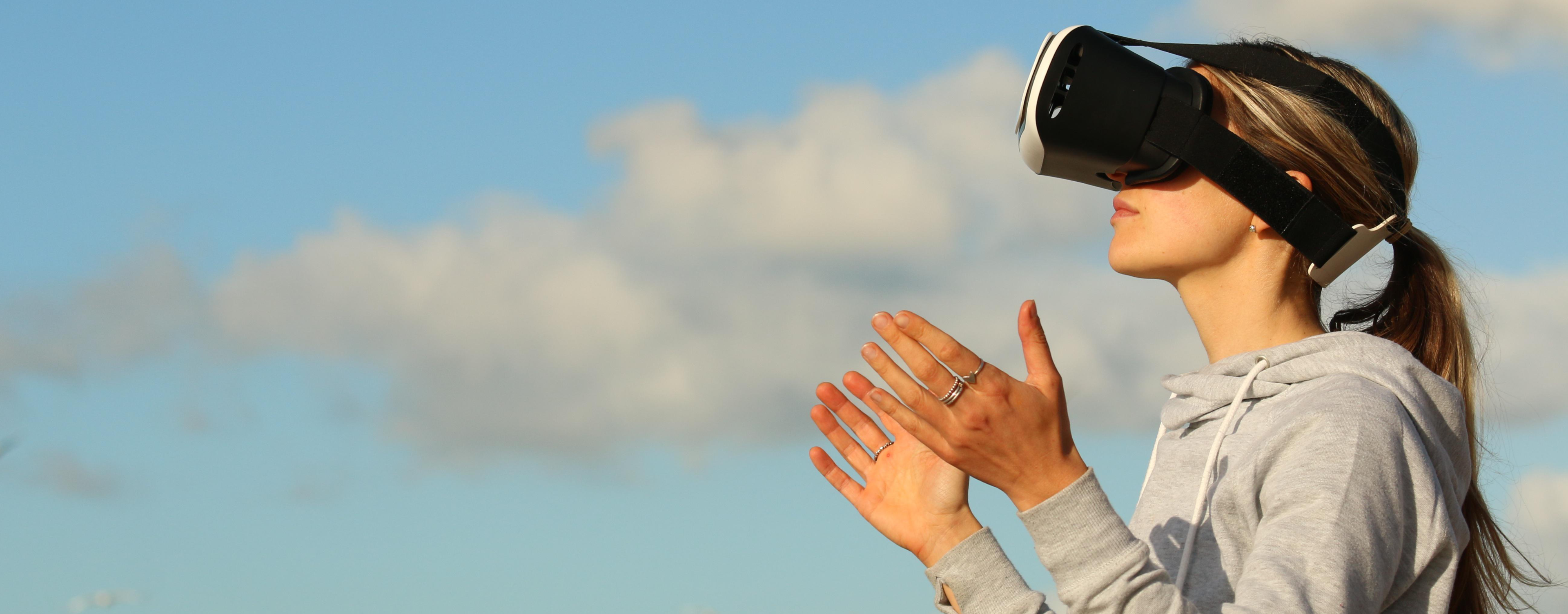 Persona con gafas de realidad virtual