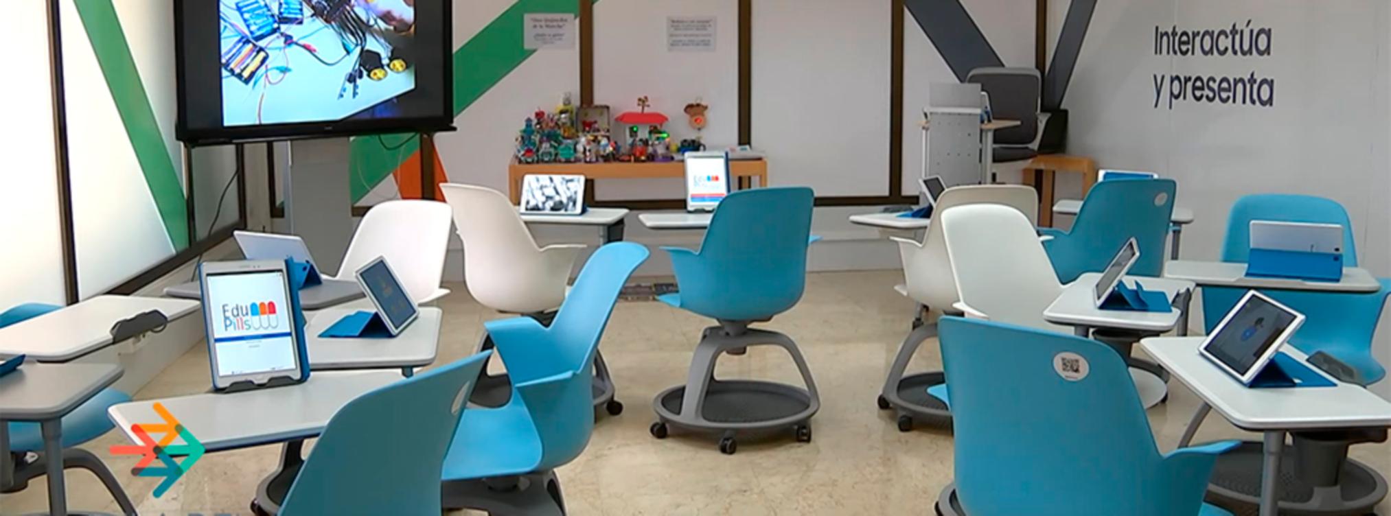 Aula del futuro con sus sillas y sus mesas