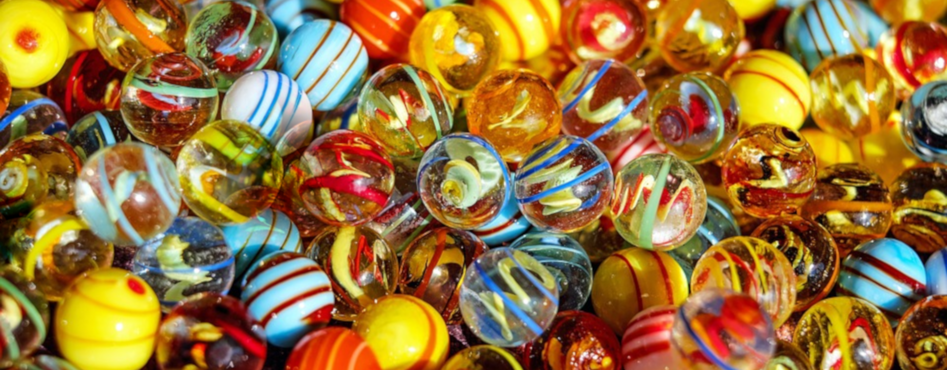 canicas de muchos colores y tamaños