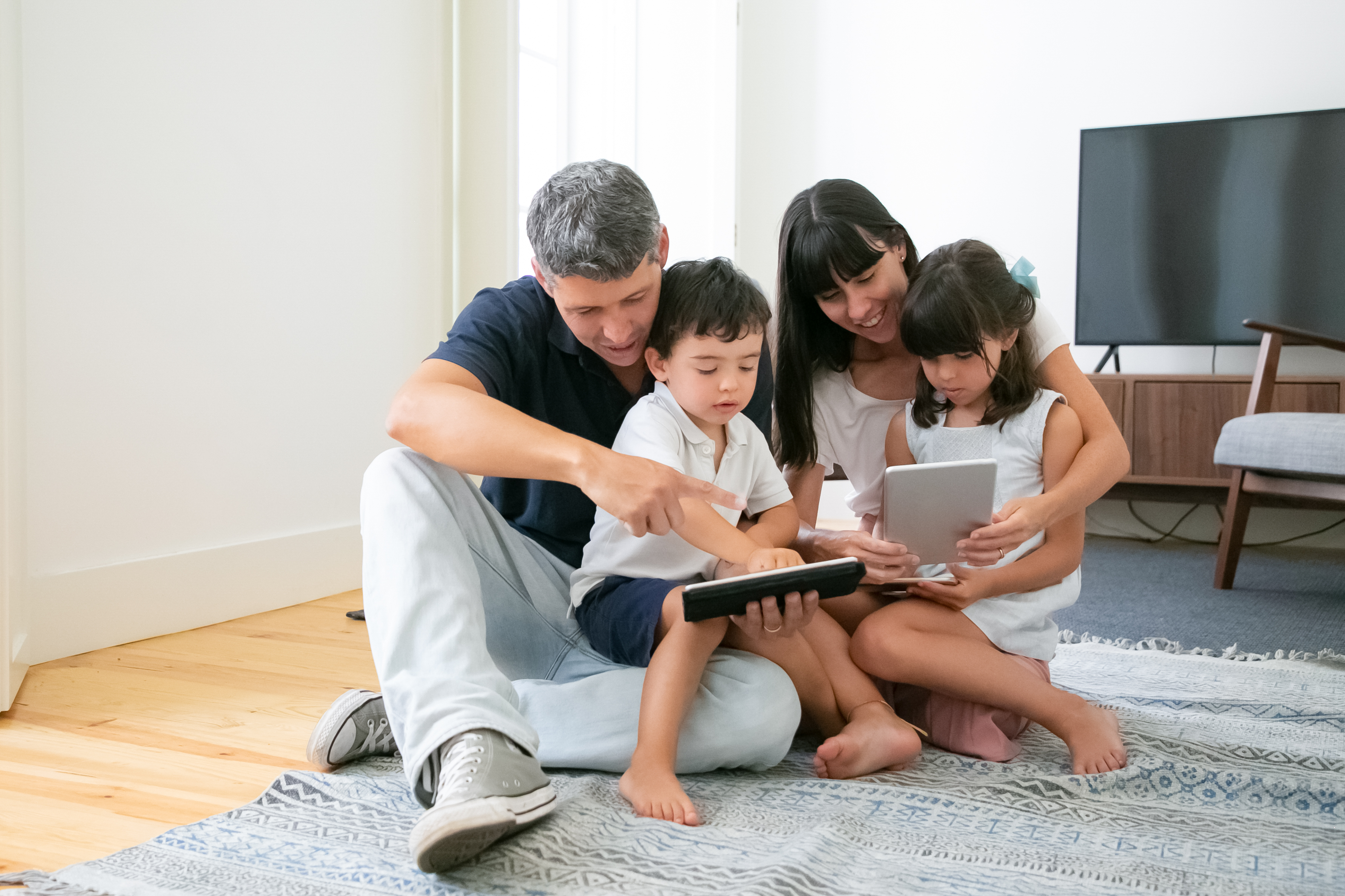padres enseñando a usar internet a sus hijos