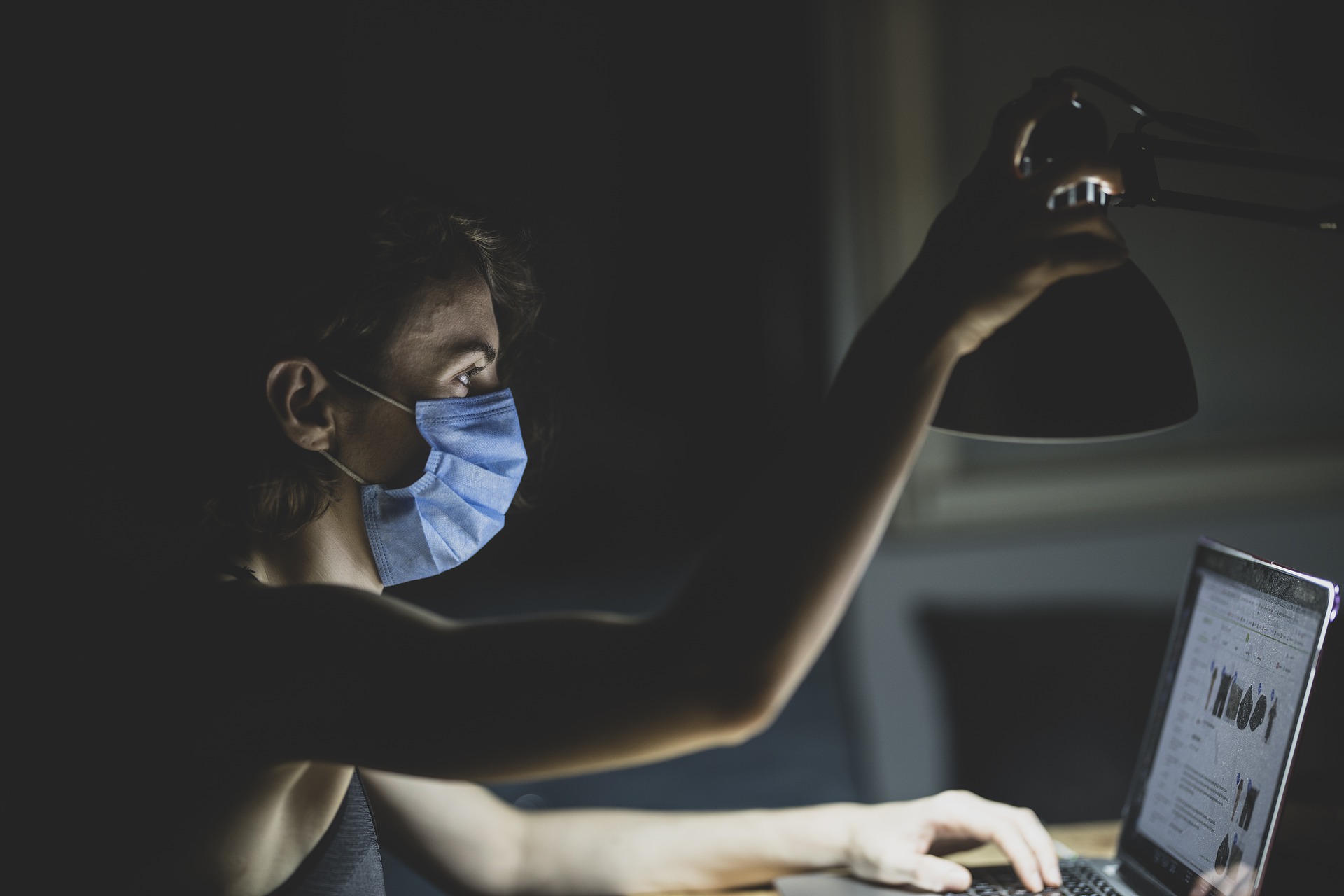 mujer en puesto de trabajo