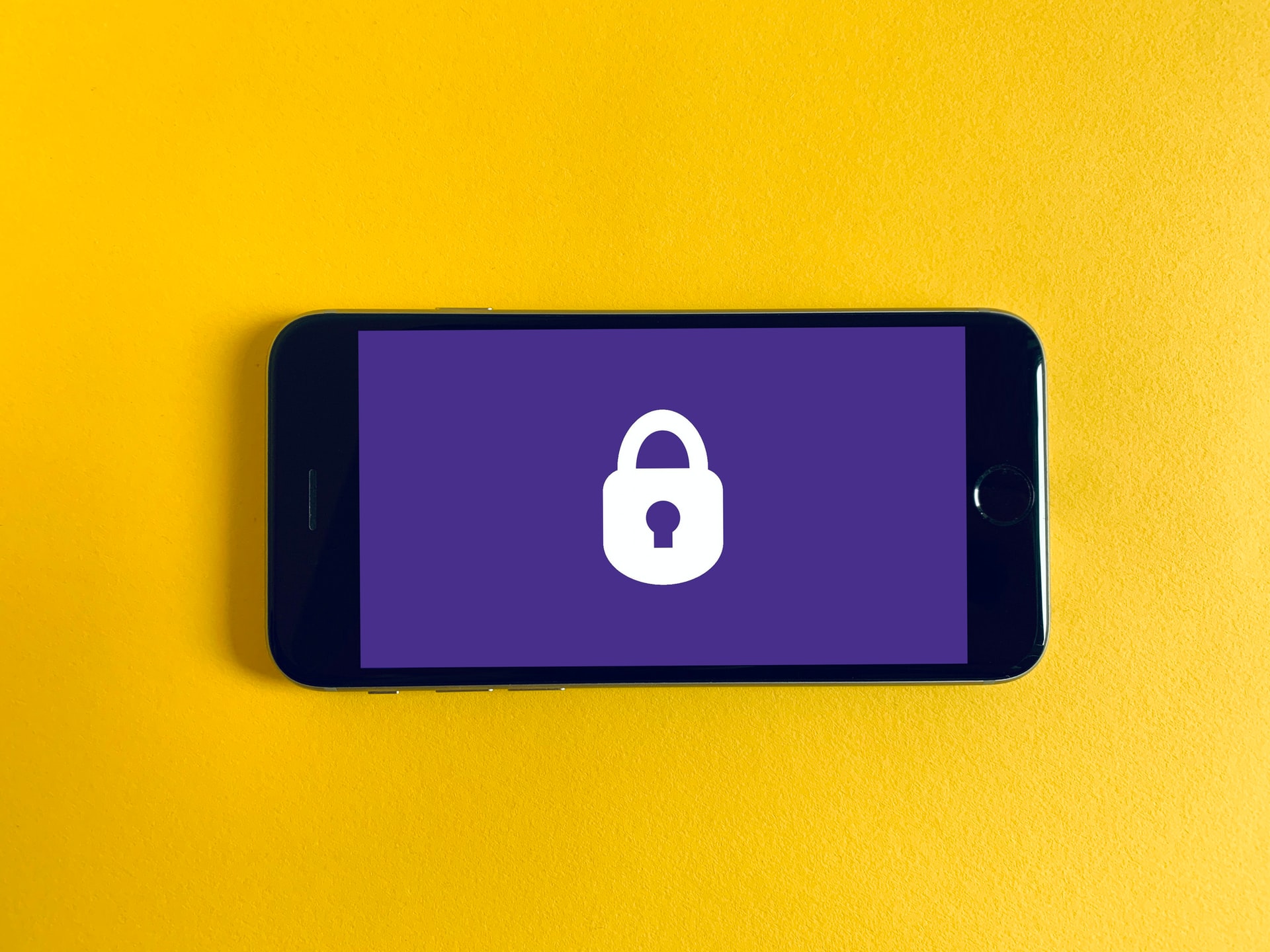 móvil con imagen de un candado de seguridad en la pantalla