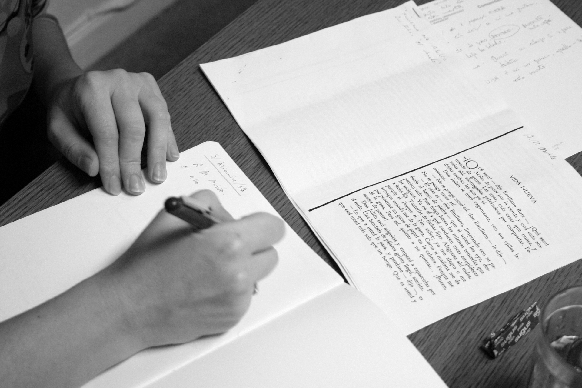 Una tallerista en el taller