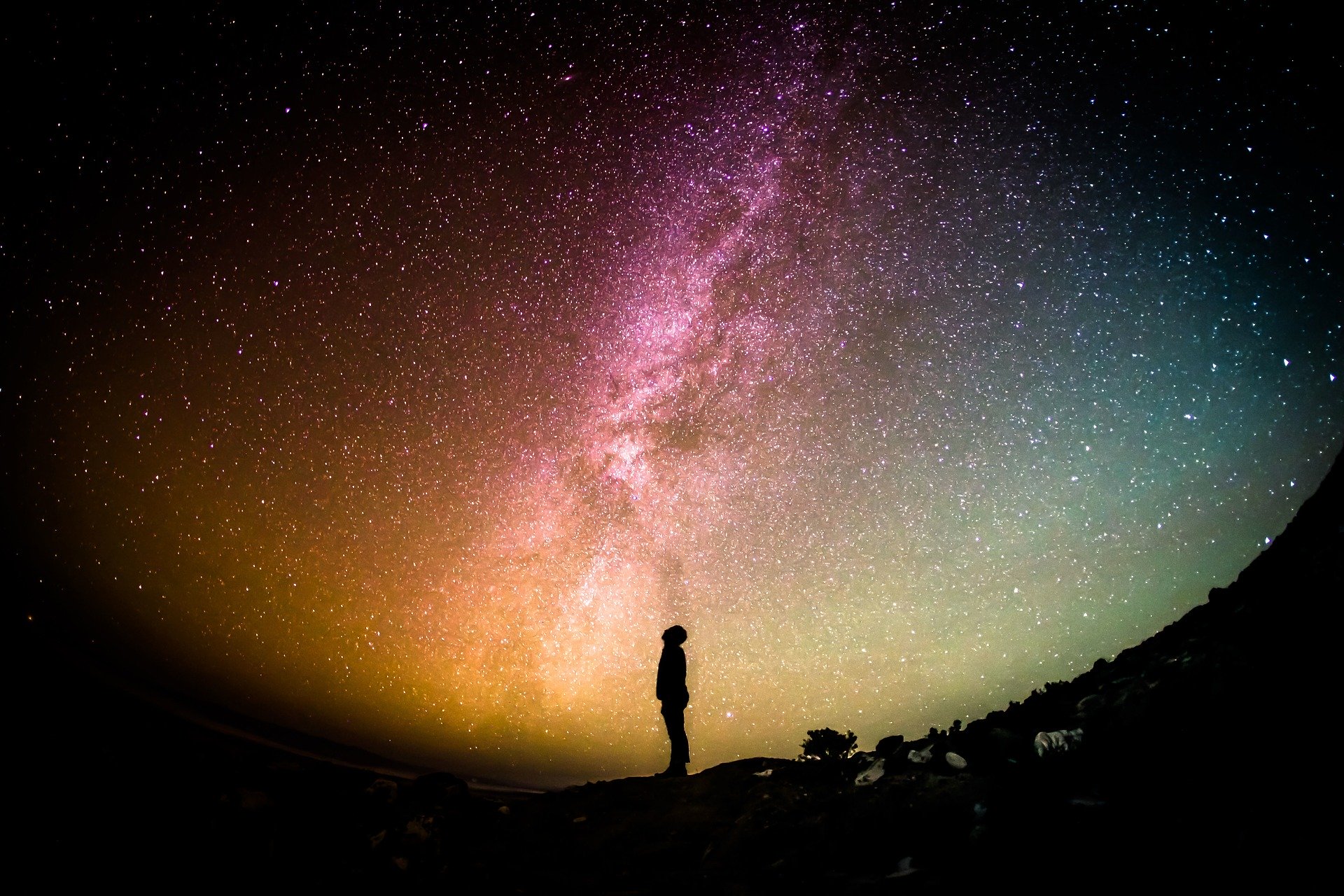 persona contemplando el universo