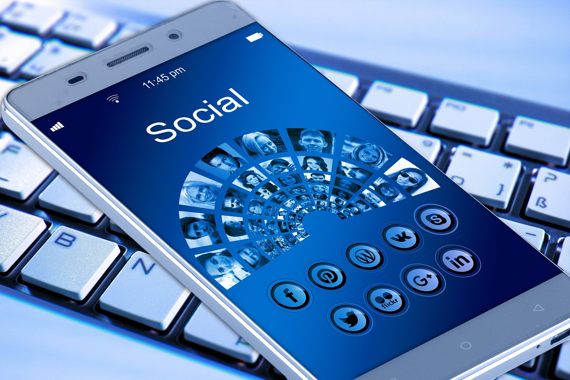 Imagen de smartphone con apps de RRSS