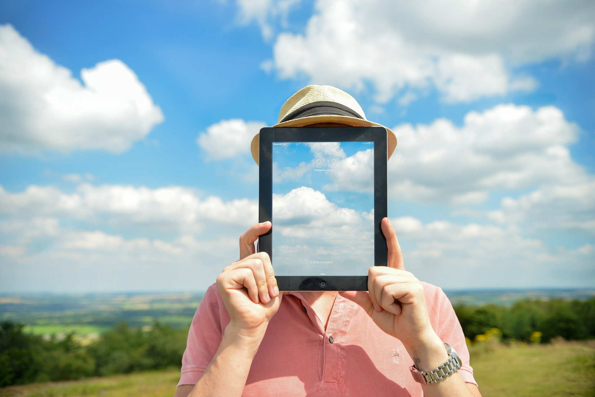 persona iPad nubes