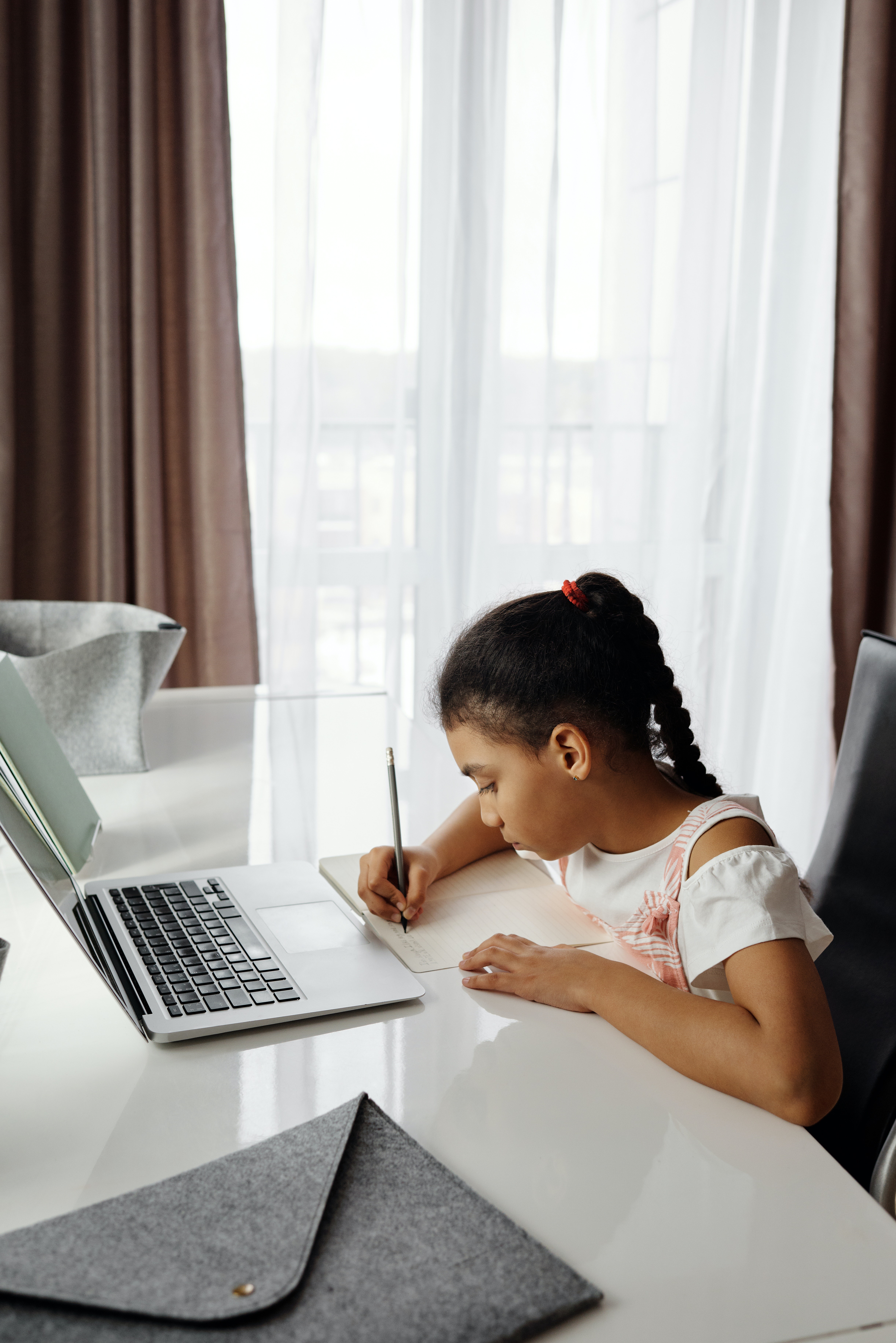 niña estudiando en casa