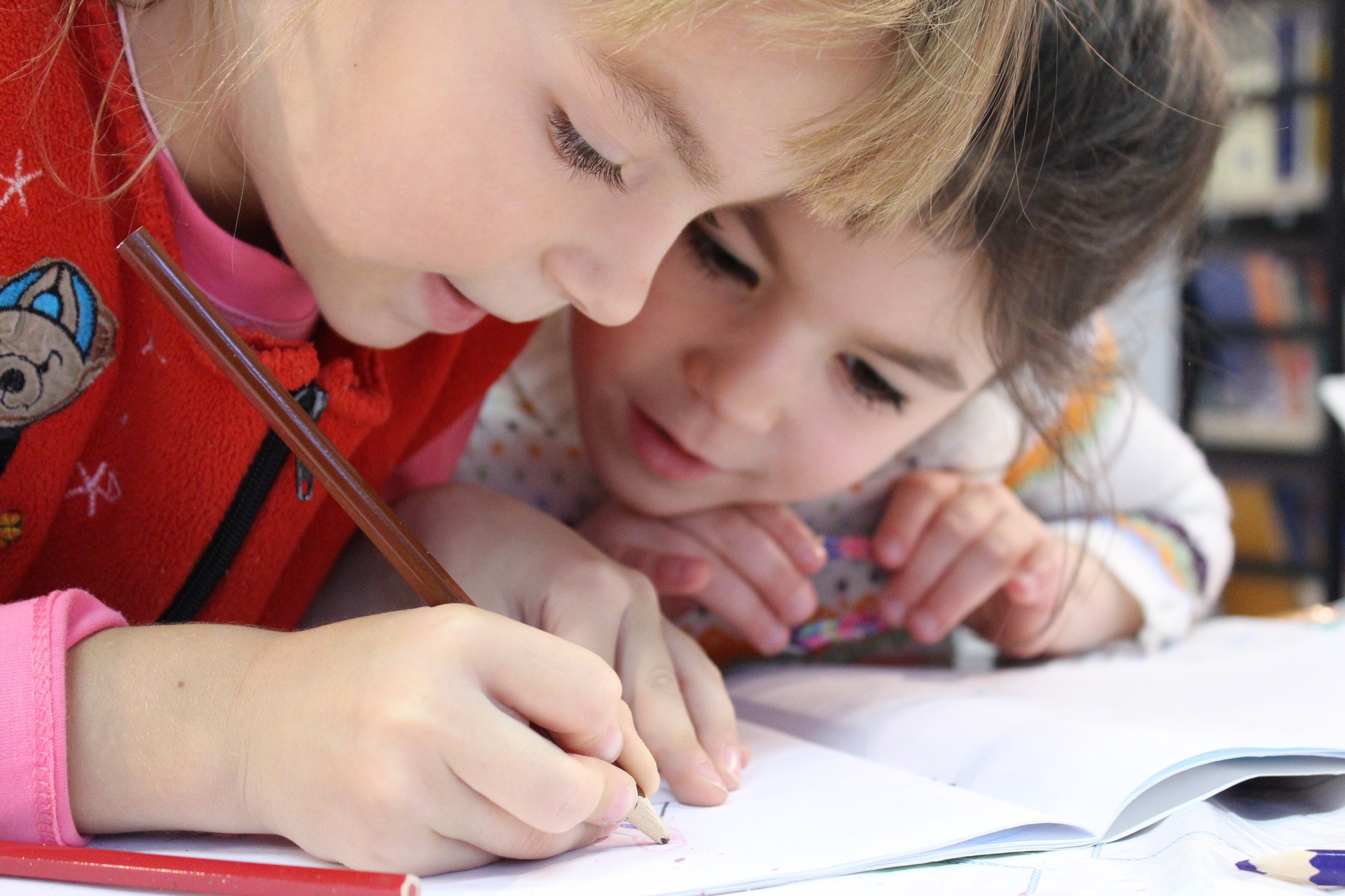 Niños escribiendo en un cuaderno