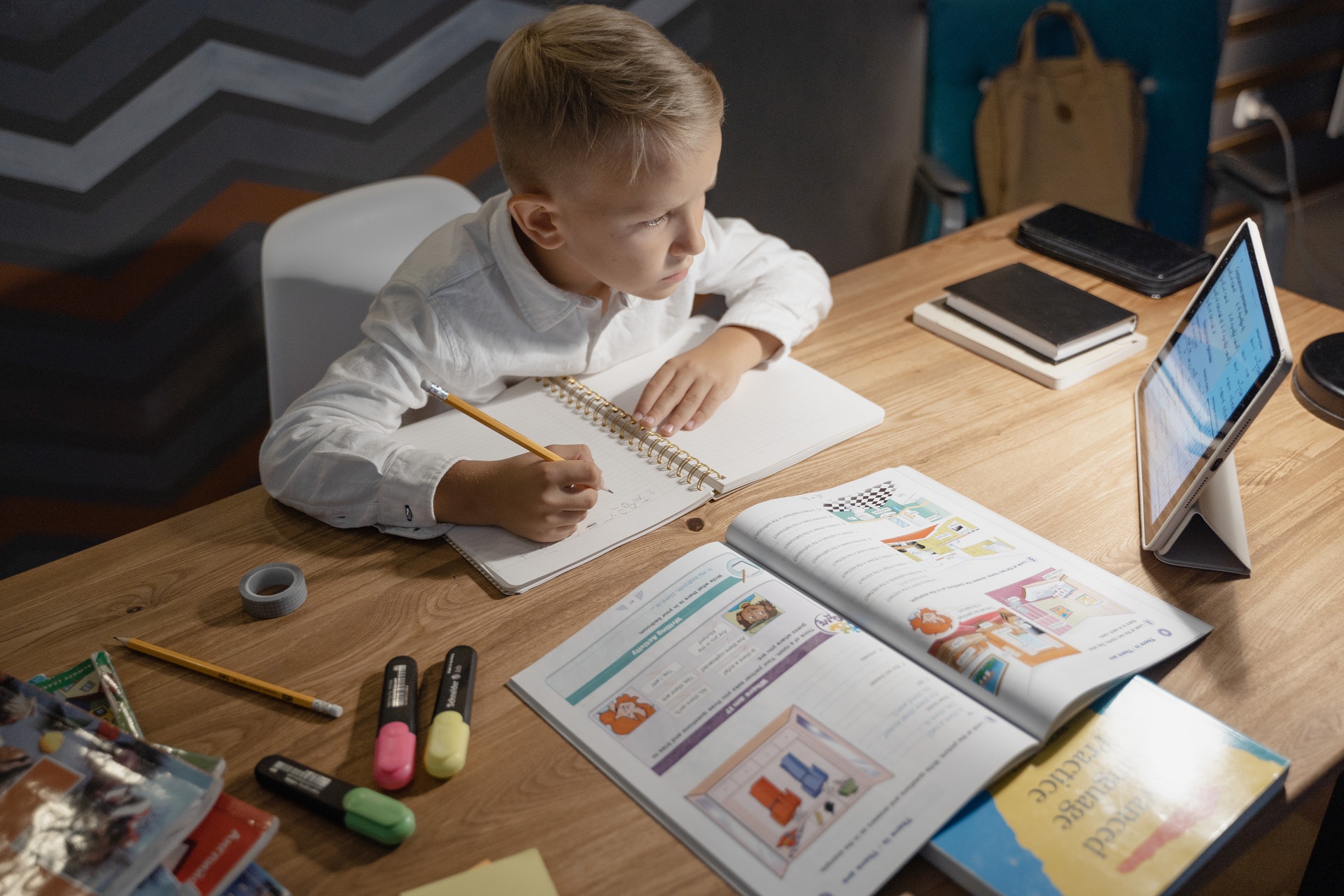 Niño haciendo deberes con una tablet